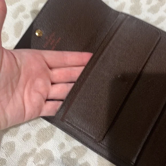 LOUIS VUITTON
Damier Ebene Alexandra Wallet - Picture 14 of 17